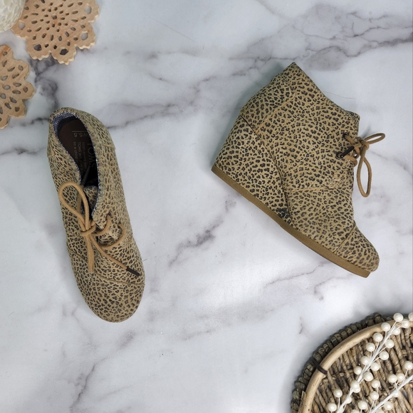 Tom's Kala Cheetah Suede Desert Boot - Picture 3 of 9